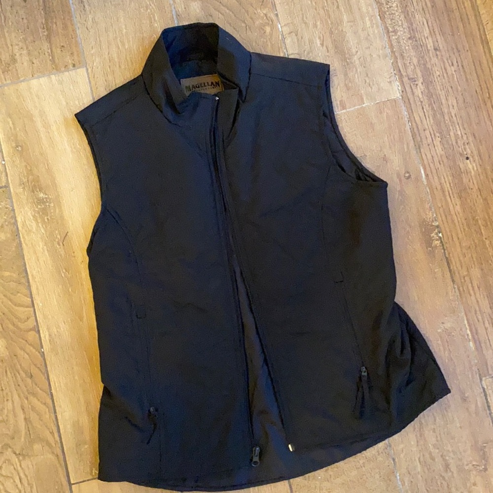 Magellan outdoors women’s lightweight vest jacket size medium